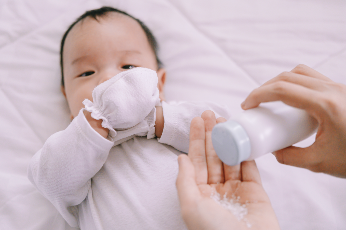 membersihkan neck cheese bayi, kotoran putih leher bayi, cara cegah iritasi leher bayi, Bunda, si Kecil